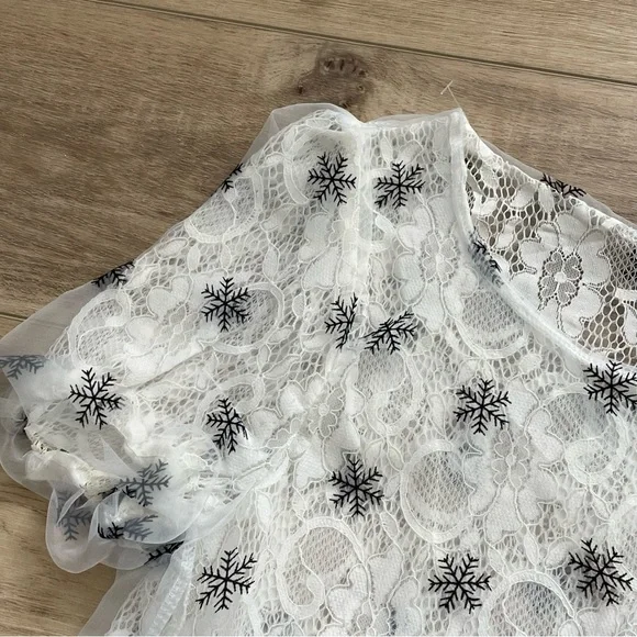 Snowflake and lace blouse - Picture 9 of 12